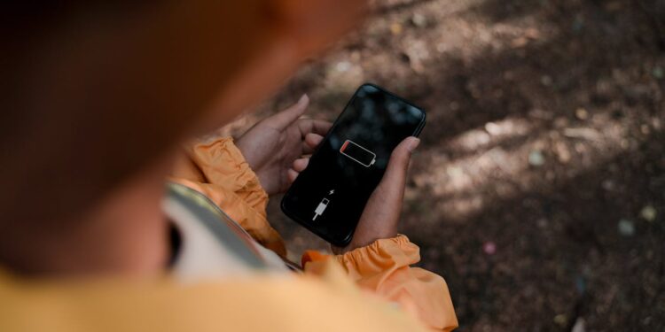 4 truques para carregar o celular quando faltar luz na sua casa